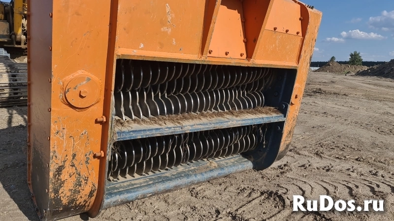 Просеивающий валково-дробильный ковш на складе изображение 6