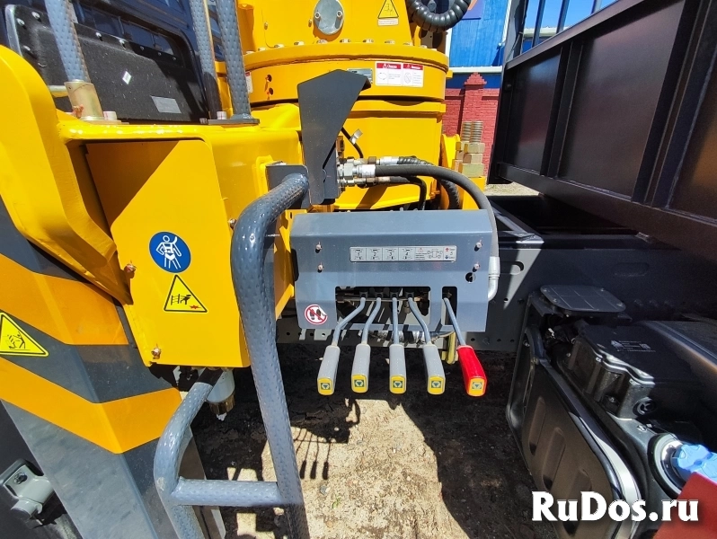 Грузовик бортовой HOWO ZZ5257JSQN584GE1 колесной формулы 6х4 с КМУ XCMG SQS300 изображение 6