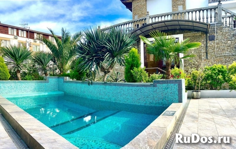 Апартаменты с теплым бассейном в центре Сириуса фото