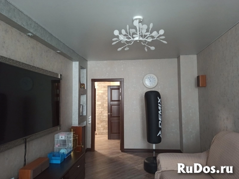 Трёшка с дизайнерским ремонтом изображение 4