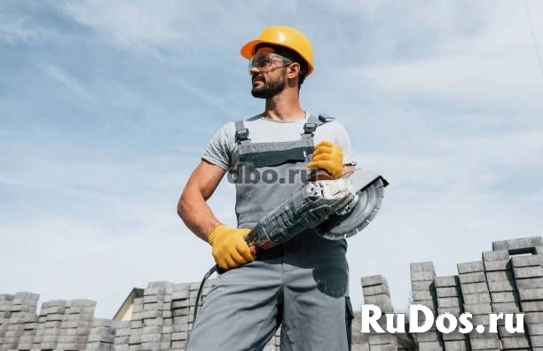 Рабочий на металлоконструкцию фото