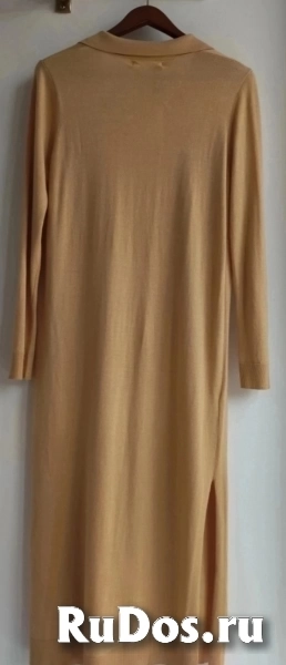 Новое платье  Mango, с кашемиром, миди, поло, с боковым разрезами изображение 4