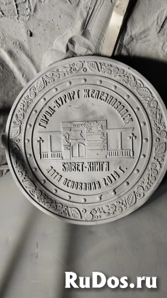 Люк чугунный с логотипом фото