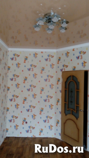 Укладка ламината, обои фотка