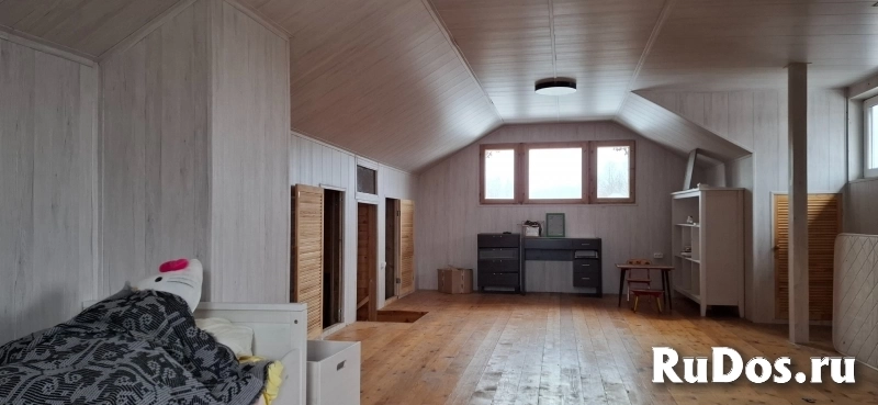 Большой бревенчатый дом со своим выходом к реке изображение 7