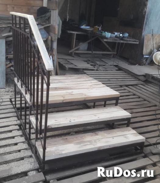 Крыльцо на металлокаркасе с деревянным покрытием. изображение 9