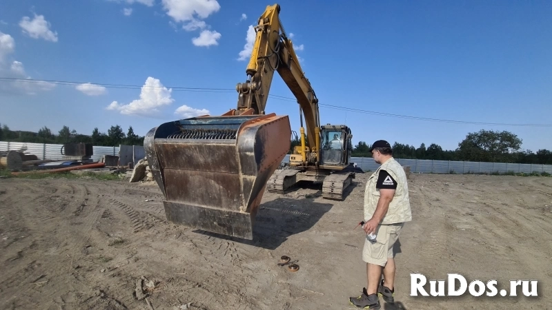 Просеивающий валково-дробильный ковш на складе изображение 3