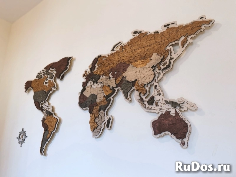 Стильная карта мира из дерева на стену изображение 4