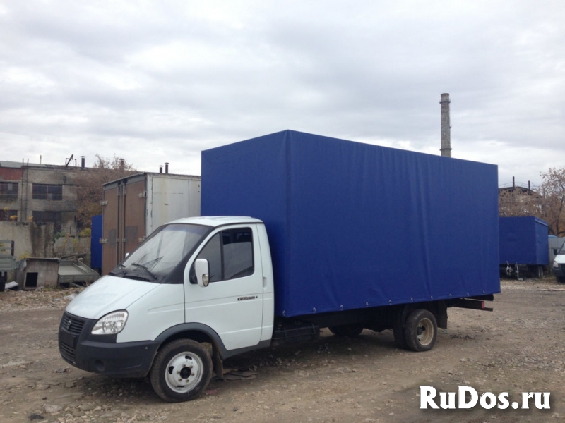 Машина с грузчиками для перевозки мебели изображение 3