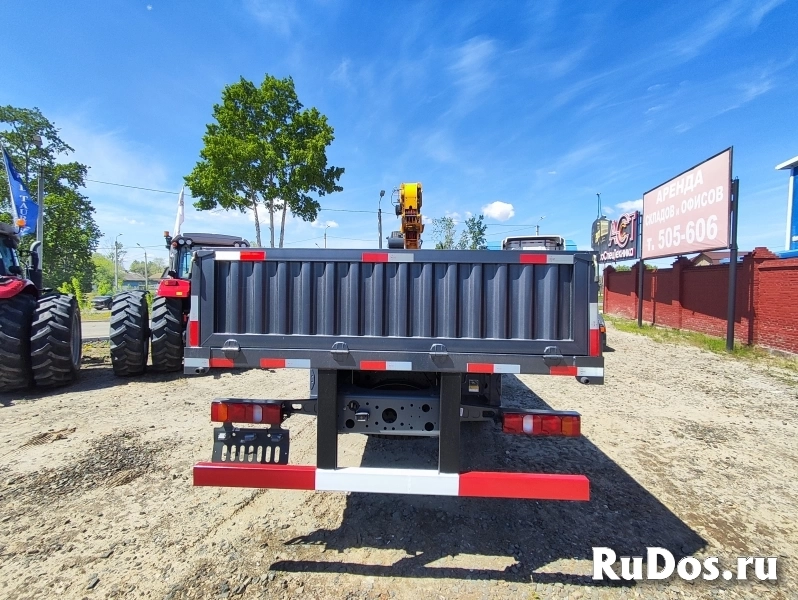 Грузовик бортовой HOWO ZZ5257JSQN584GE1 колесной формулы 6х4 с КМУ XCMG SQS300 изображение 3