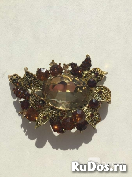 Брошь бижутерия стразы сваровски swarovski кристаллы украшен фото
