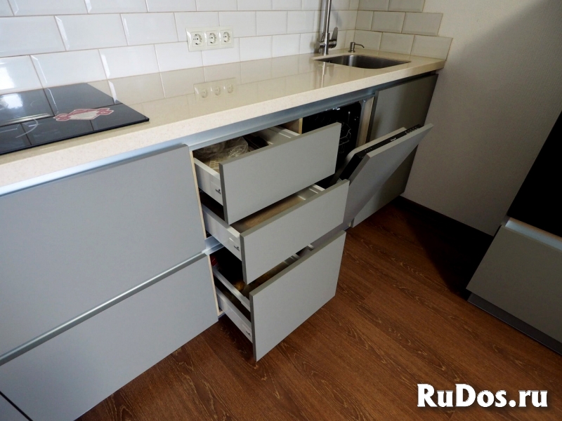 Компактная кухня до потолка c профилем Gola изображение 3