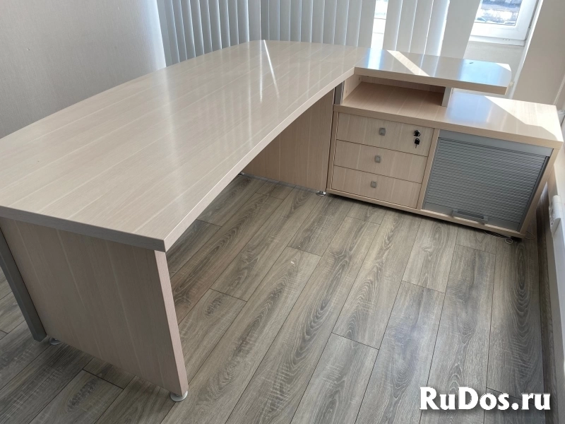 Стол руководителя V-118 и Тумба приставная с жалюзи V-412 фотка