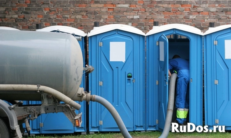 Откачка туалетных кабин. Обслуживание биотуалетов фото