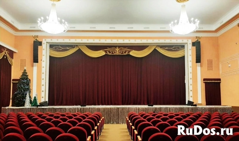 Огнестойкие театральные шторы на сцене. фото