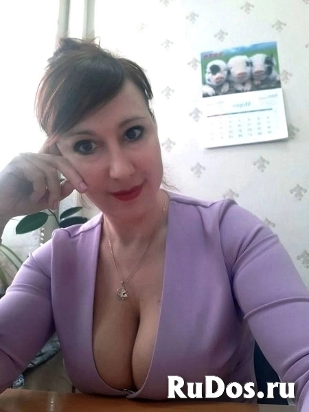 Замужняя домохозяйка мечтает,чтобы ее трахнул курьер. фото