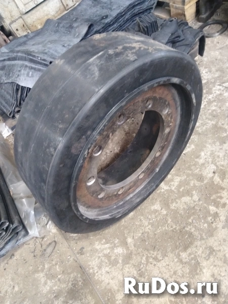 Обрезинивание колес асфальтоукладчиков фото