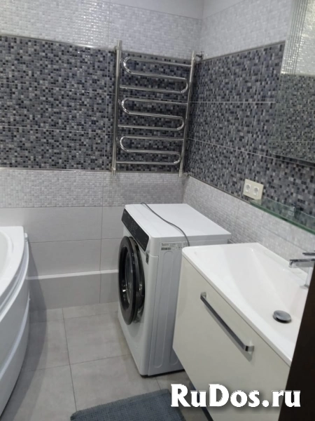 Трёшка с дизайнерским ремонтом изображение 11