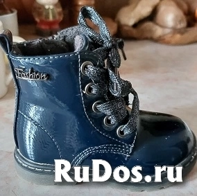 Детские  демисезонные тёмно-синие лакированные ботинки , размер 22 . изображение 5