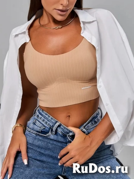 Топ женский бесшовный укороченный на лямках с чашками изображение 4