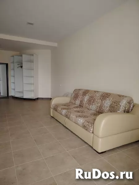 Апартаменты с кухней и балконом в коттеджном доме изображение 9