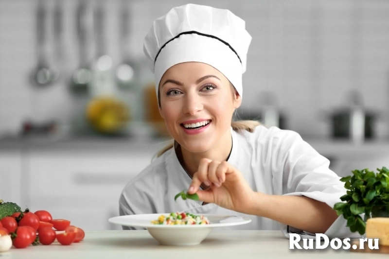 Повар в гостиничный комплекс фото