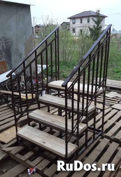 Крыльцо на металлокаркасе с деревянным покрытием. изображение 8