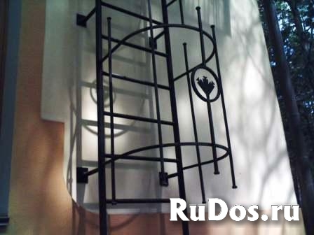 Вертикальная пожарная лестница с выходом на кровлю здания изображение 6