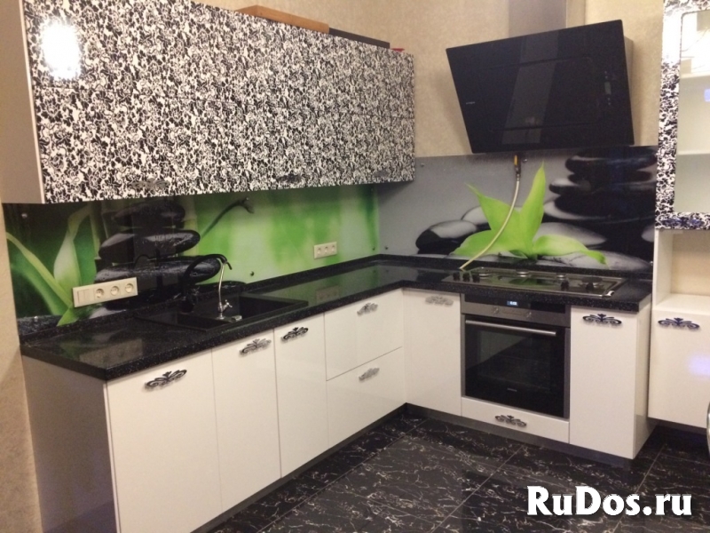 Стеклянный фартук для кухни фото