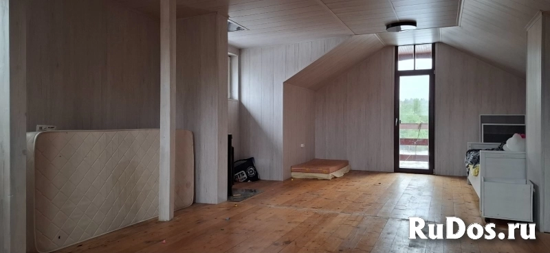 Большой бревенчатый дом со своим выходом к реке изображение 8