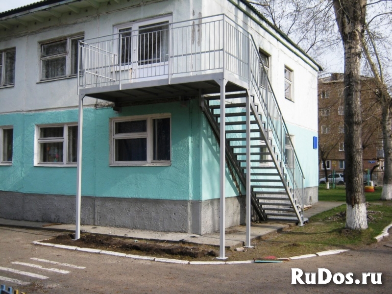 Пожарная лестница маршевая эвакуационная фото