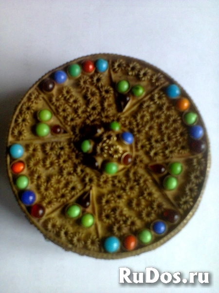 Шкатулка старинная филигранная латунная с бирюзовыми камнями изображение 3