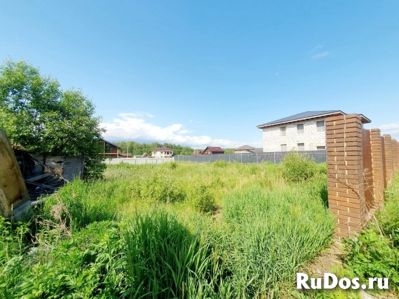 Участок ровной формы рядом с озером изображение 6