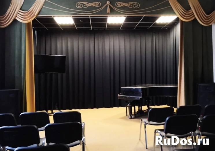 Огнестойкие театральные шторы на сцене. фотка