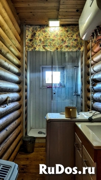 Большой бревенчатый дом со своим выходом к реке изображение 9