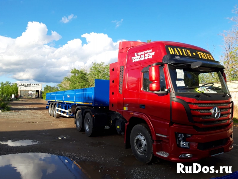 Газовый тягач DAYUN CGC4250, CNG, 6х4 с бортовым полуприцепом изображение 3