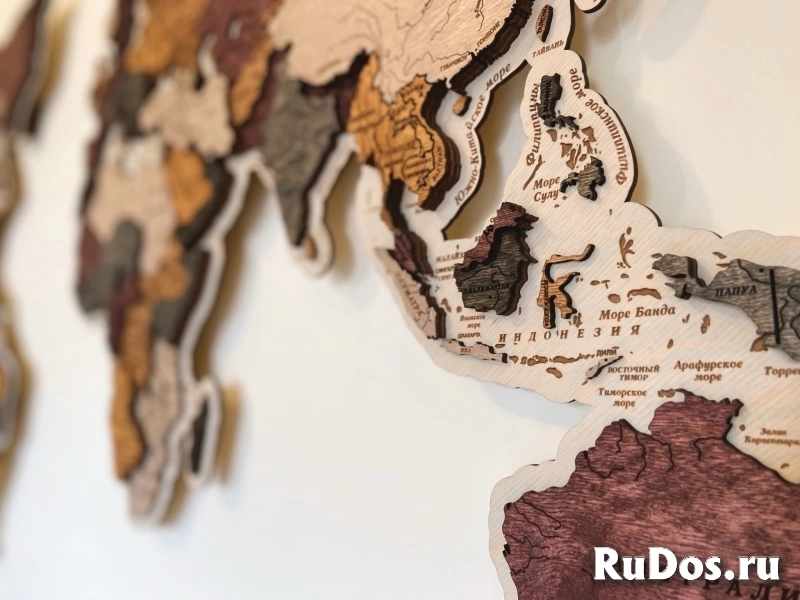Стильная карта мира из дерева на стену изображение 8