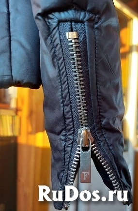 Куртка пуховик  Gianfranco Ferre. Приталенный крой, застежка-молния  с брелком-логотипом. Женственное изделие с 4 карманами на молнии . изображение 4