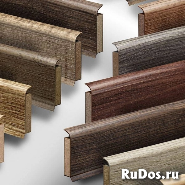 Рабочие на производство пластиковых плинтусов фото