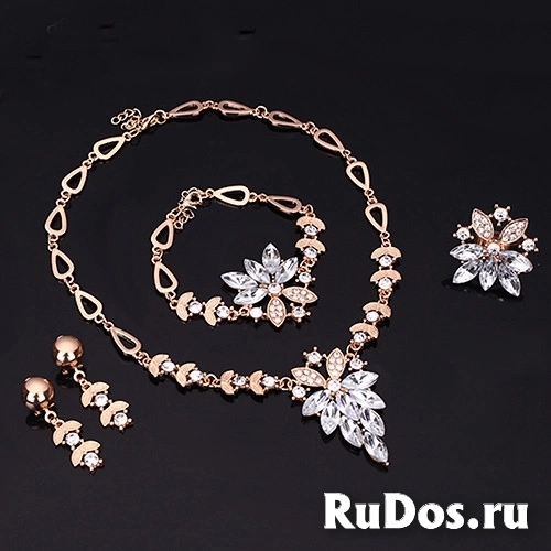 Комплект ювелирных изделий. Прозрачный хрусталь фото