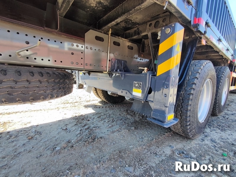 Грузовик бортовой HOWO ZZ5257JSQN584GE1 колесной формулы 6х4 с КМУ XCMG SQS300 изображение 9