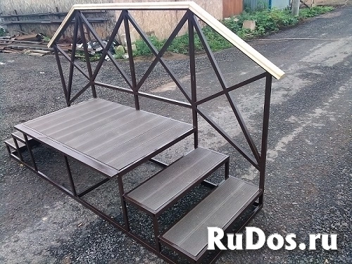 Крыльцо на металлокаркасе с деревянным покрытием. фотка