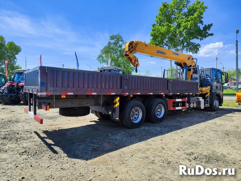 Грузовик бортовой HOWO ZZ5257JSQN584GE1 колесной формулы 6х4 с КМУ XCMG SQS300 изображение 4