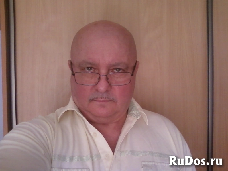 Охранник на дневные смены, заведующий хозяйством. фото