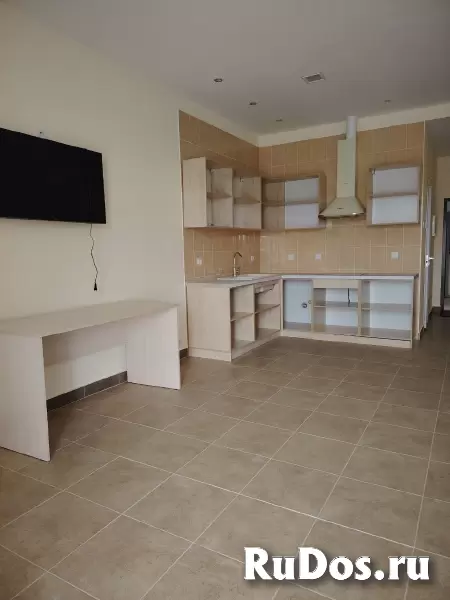 Апартаменты с кухней и балконом в коттеджном доме изображение 8