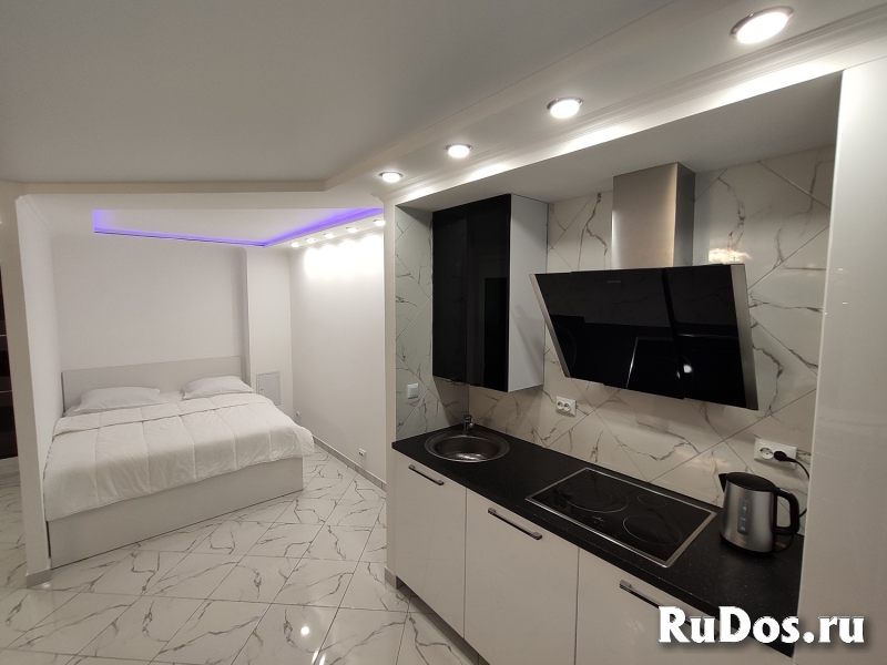 Посуточно дизайнерская студия с джакузи в центре города изображение 4