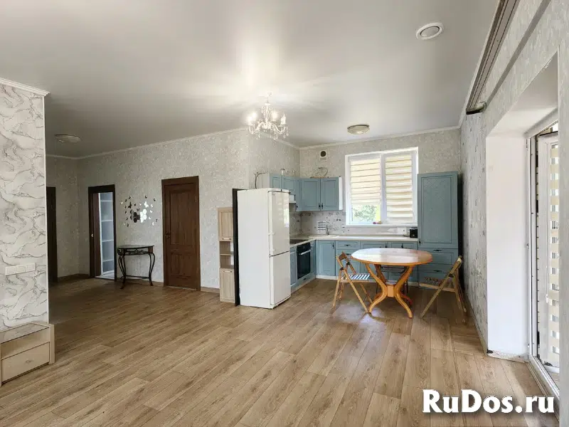 Просторный одноэтажный дом с большой кухней изображение 5