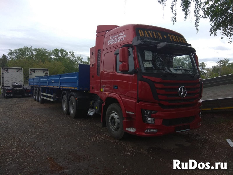 Газовый тягач DAYUN CGC4250, CNG, 6х4 с бортовым полуприцепом изображение 5