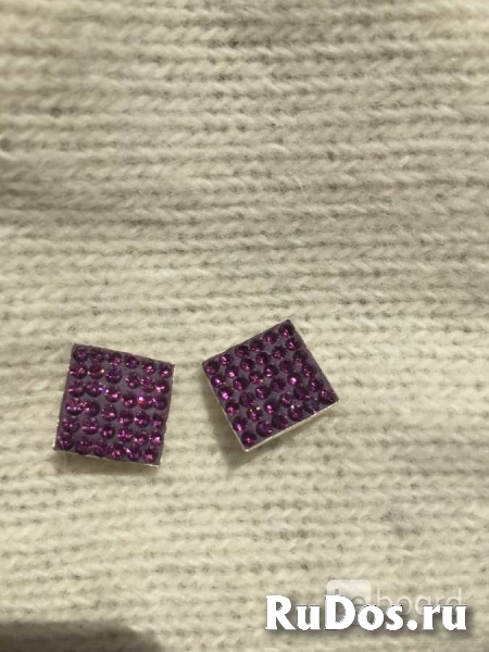 Серьги пусеты бижутерия стразы сваровски swarovski сиреневый фиол изображение 4