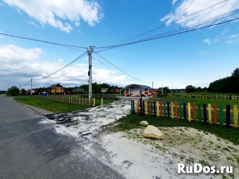 Участок ровной формы рядом с озером фото